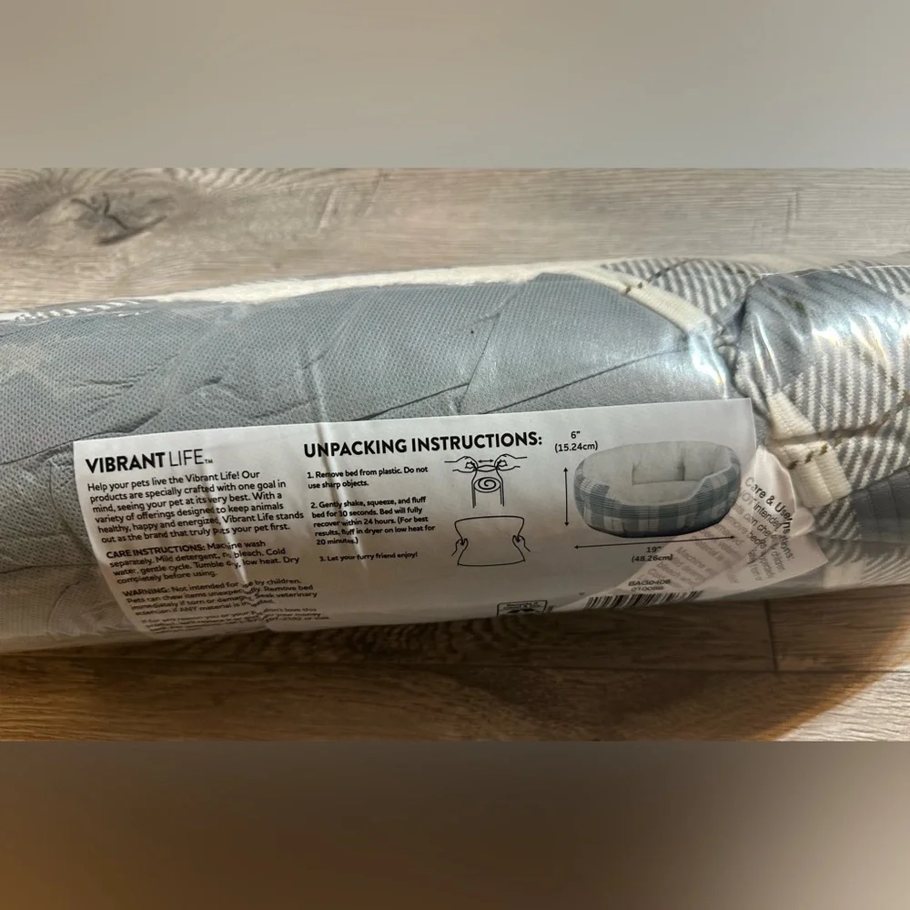 Vibrant Life Small Cat Or Dog Cuddler Bed- Gray & White Plaid 17x19x6.25 Inches